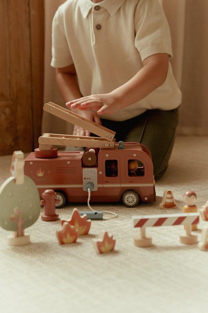 Camião de Bombeiros com Figuras em Madeira Little Dutch - Image 10