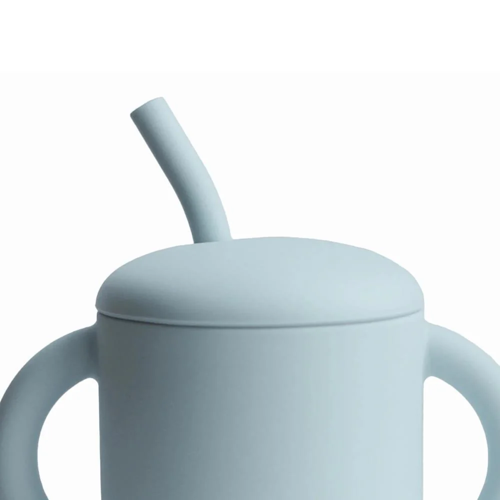 Copo com Palhinha e Asas em Silicone Mushie Powder Blue - Image 2