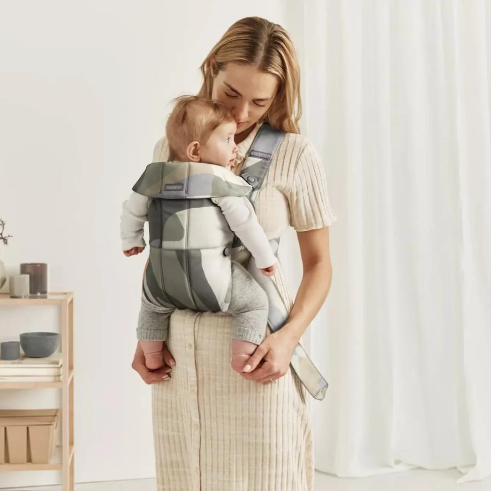 Marsúpio/Porta-Bebés BabyBjörn Mini Algodão Khaki/Green Print - Image 7