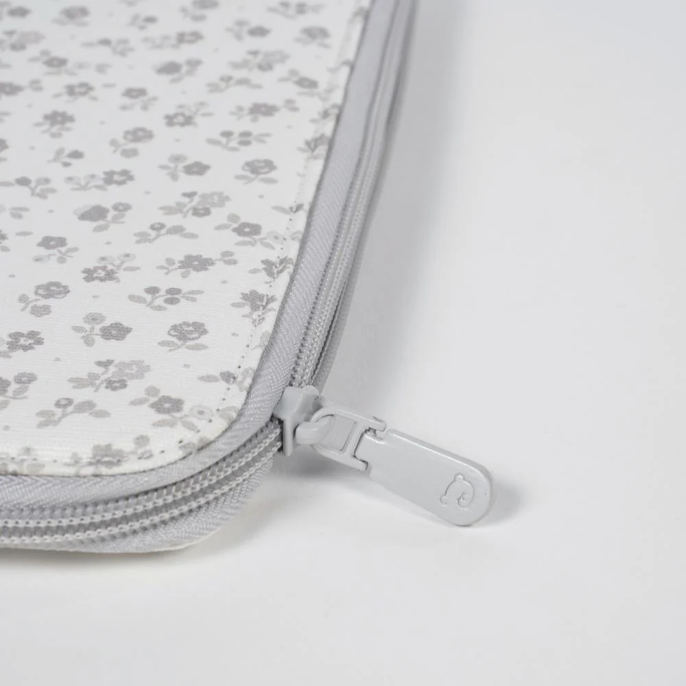 Porta Documentos Pasito a Pasito Little Bloom Flowers Grey - Image 6